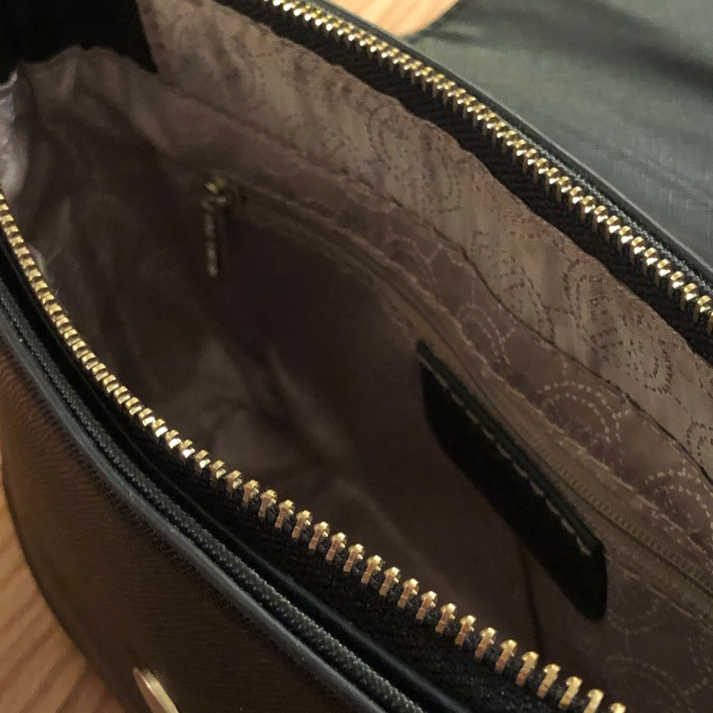 Michael Kors black crossbody with gold details - Picture 5 of 12